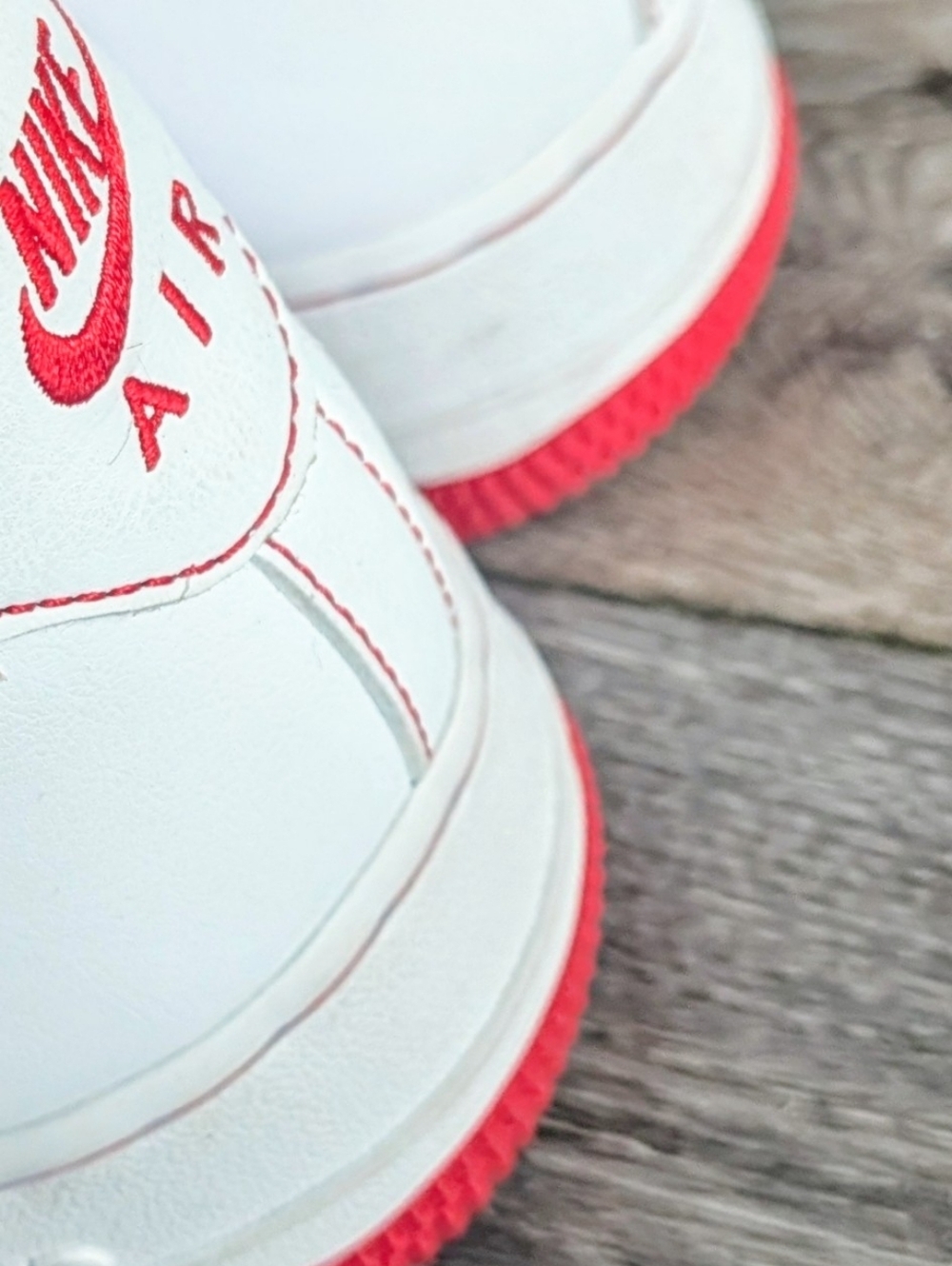 Nike White and Red Low-Top Athletic Shoes Size 7.5 Men
